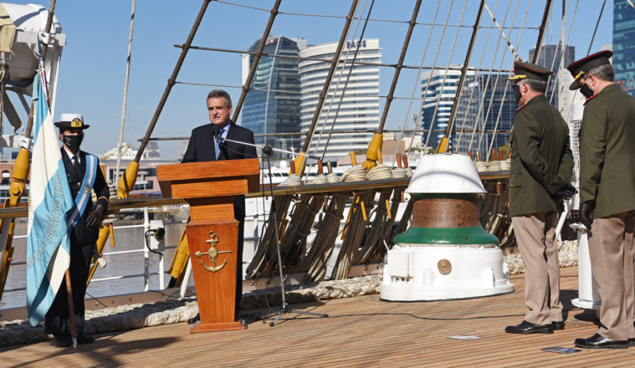 El ministro Rossi en el acto por el Día de la Armada Argentina. Foto: Armada Argentina