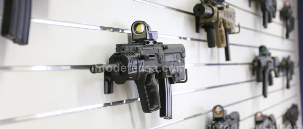 Fusiles de asalto en la sede de un fabricante de este tipo de material. Foto: Ginés Soriano Fotte  Infodefensa.com