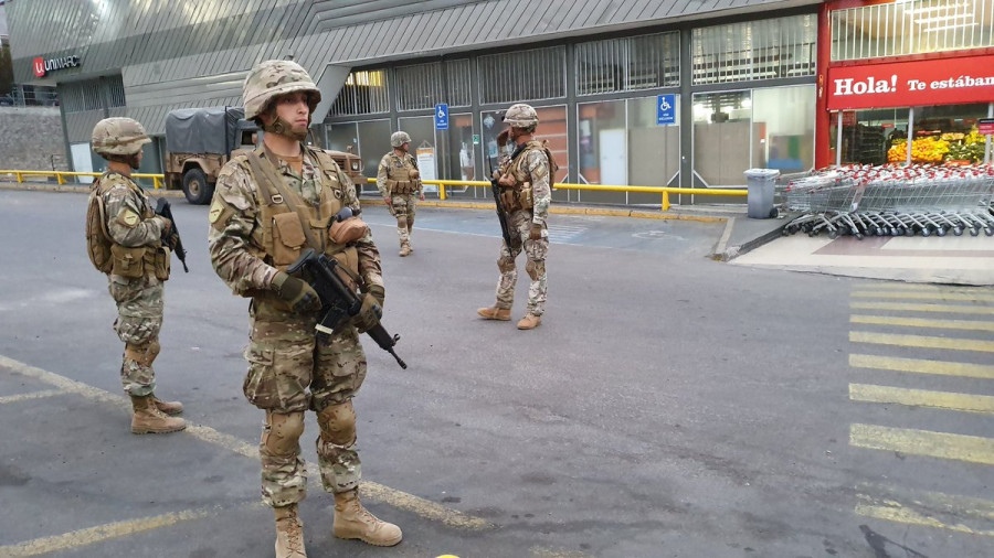 Infantes de Marine del DIM N° 1 Lynch custodiando un supermercado, uno de los blancos de los saqueos. Foto: Armada de Chile
