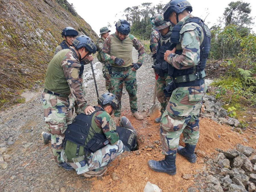 Sembrado de explosivos para la inhabilitación de la vía carrozable. Foto: Ministerio de Defensa del Perú.