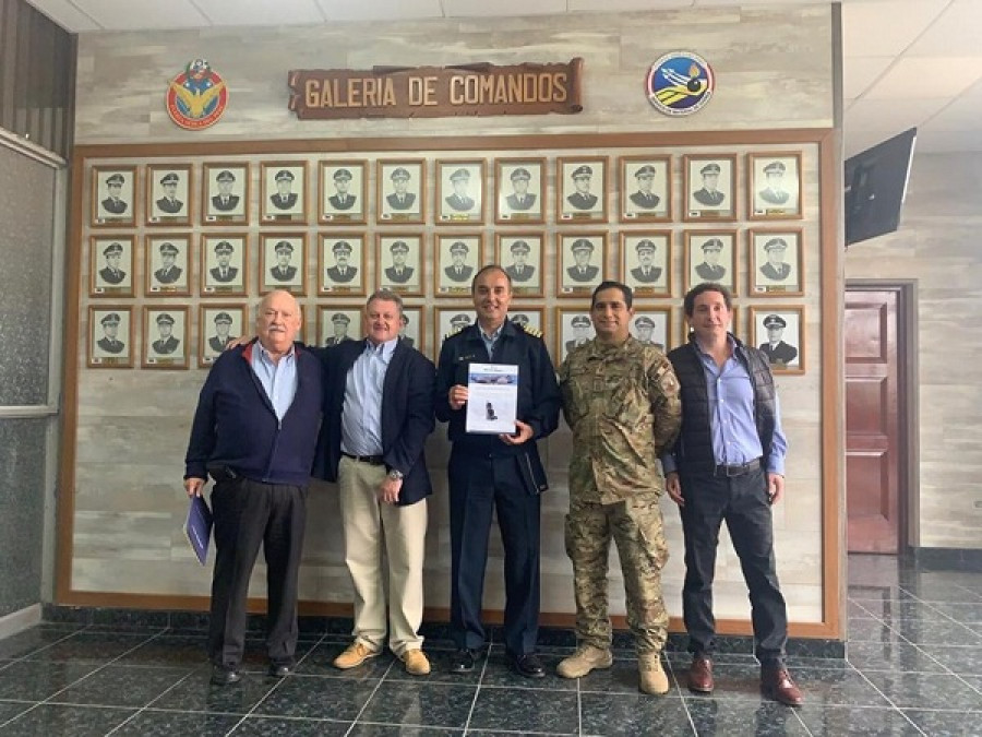 Personal del Servicio de Material de Guerra con el certificado de Martin-Baker. Foto: Fuerza Aérea del Perú.