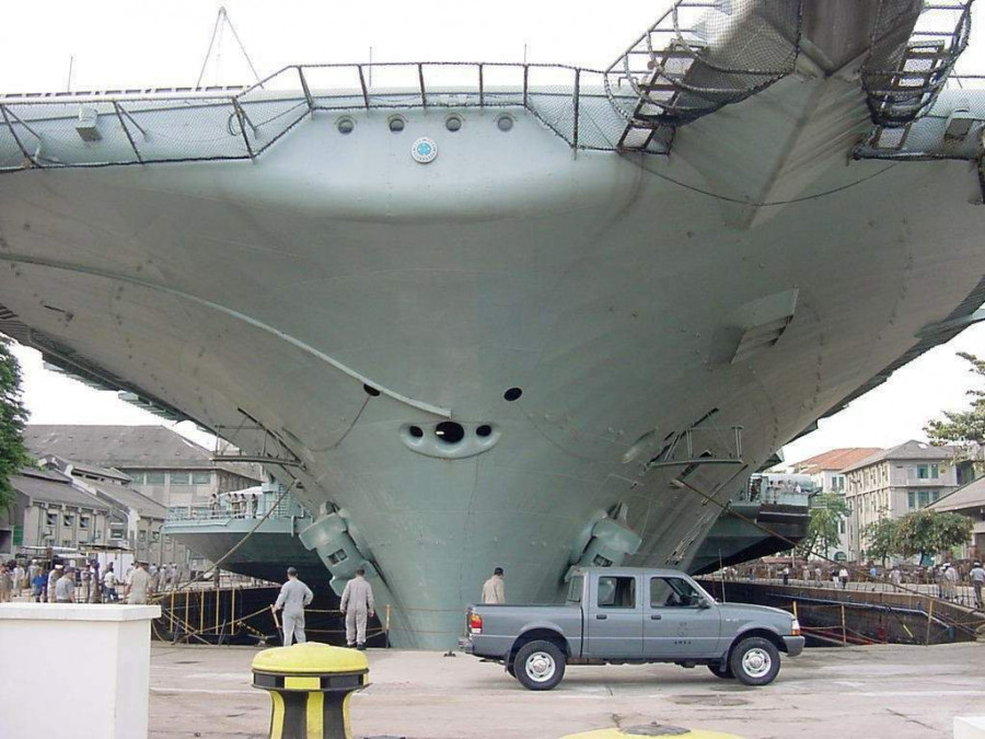 El dique seco del AMRJ puede acomodar grandes barcos militares.