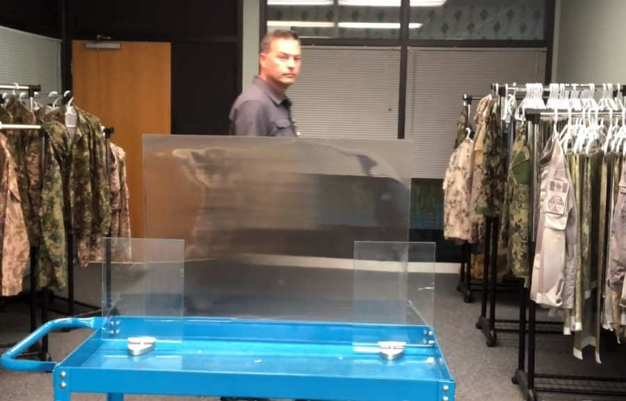 Guy Cramer muestra el uso del Quantum Stealth. Foto: Hyperstealth Biotechnology