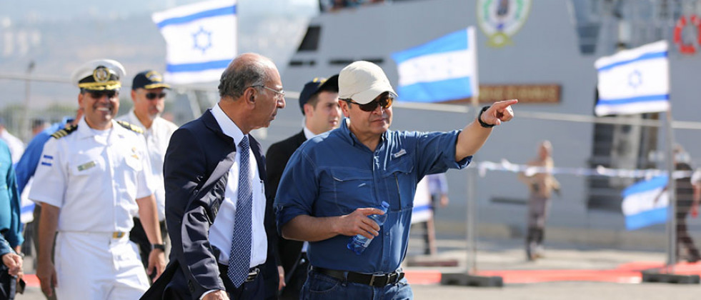 El presidente Juan Orlando Hernández, comprobó en Israel los avances de la construcción del buque . Foto: Presidencia de Honduras.
