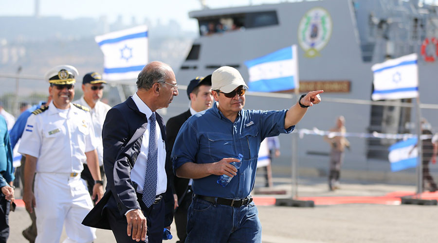 El presidente Juan Orlando Hernández, comprobó en Israel los avances de la construcción del buque . Foto: Presidencia de Honduras.