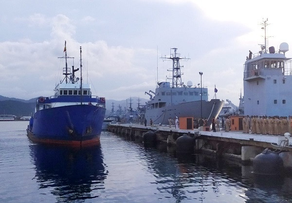El buque La Asunción´ T-101, aún con sus colores civiles, atracando en la base de Puerto Cabello. Foto: Comando de la Escuadra.