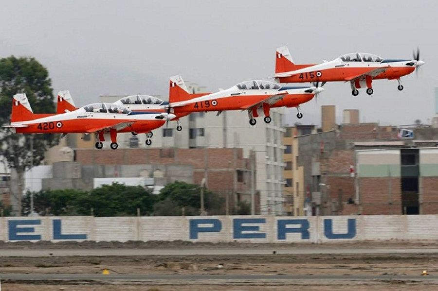 Aviones KT-1P despegando en bloque desde la base aérea Las Palmas, en Lima. Foto: Fuerza Aérea del Perú.