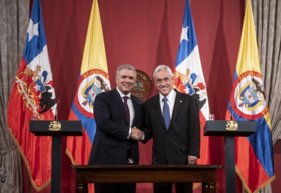 Los presidentes Piñera y Duque tras la firma.
