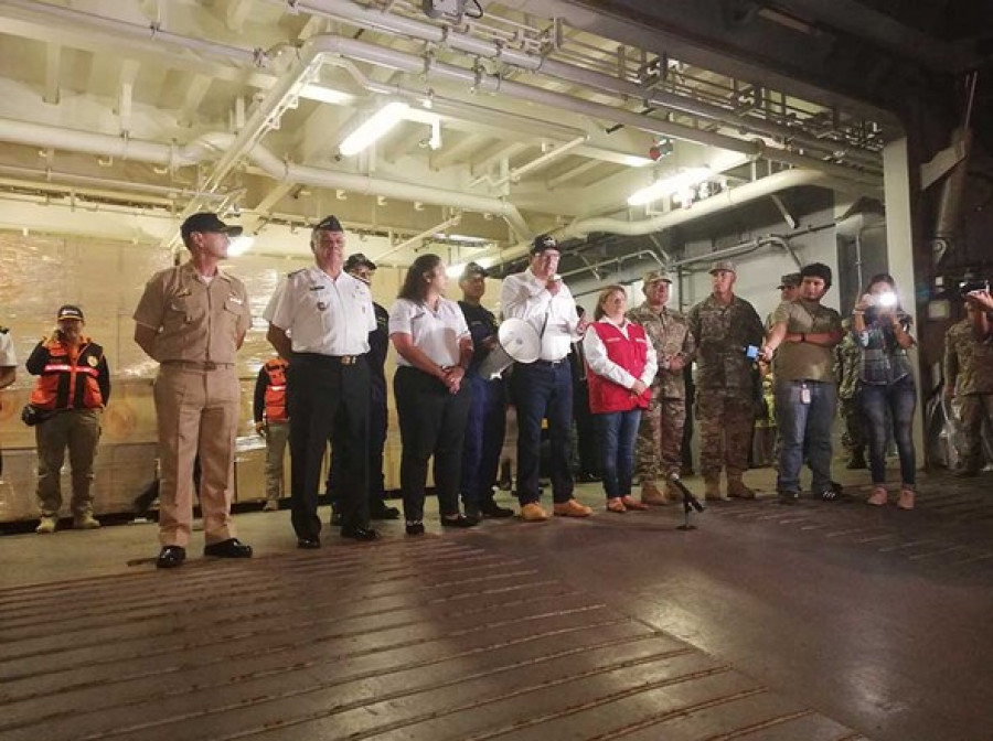 El ministro de Defensa José Huerta, pronuncia unas palabras junto al comgemar Fernando Cerdán, a bordo del BAP Pisco. Foto: Armada del Perú.