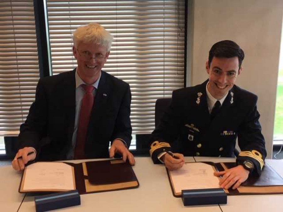 Los representantes de Damen y la Armada neerlandesa durante la firma del contrato del ESB. Foto: Damen
