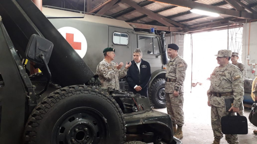 Espina inspecciona un box de vehículos del Regimiento N°21 Coquimbo. Foto: Ejército de Chile