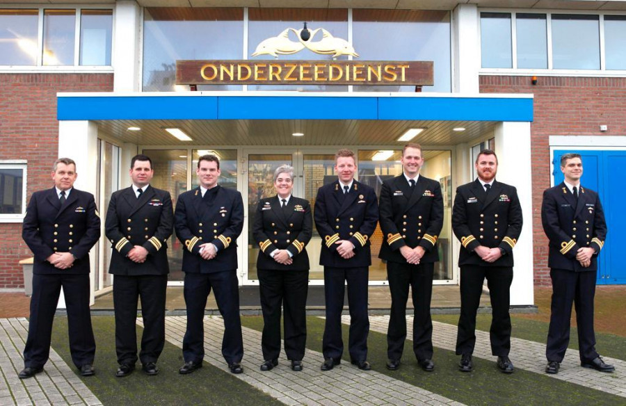 El capitán Álvarez segundo de izquierda a derecha junto a sus compañeros del Curso de Mando de Submarinos. Foto: Kon Marine