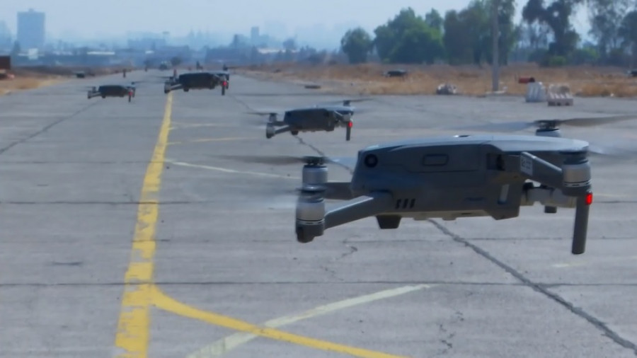 Formación de drones DJI Mavic operados por los nuevos pilotos de la PDI. Imagen PDI