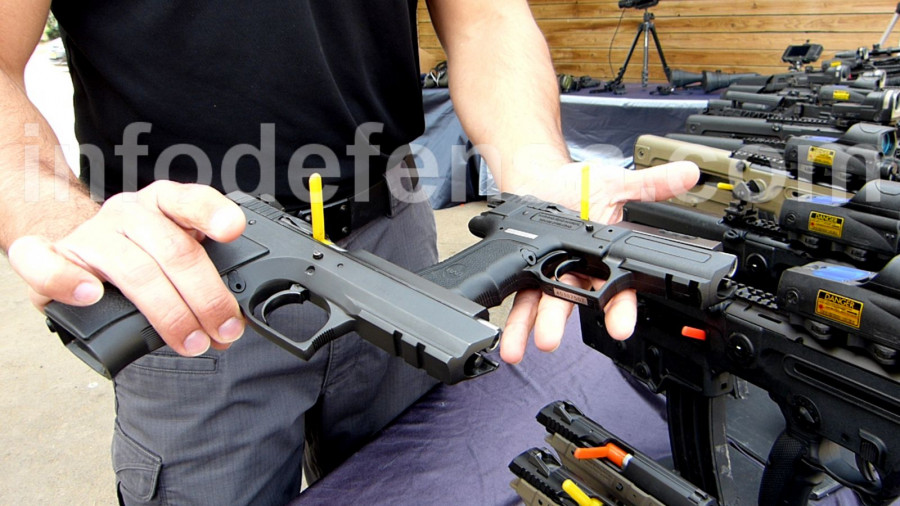 Armas ligeras de la compañía israelí IWI. Foto: Ginés Soriano Forte  Infodefensa.com
