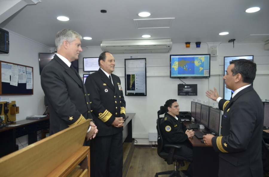 El vicealmirante Soltau en la Sala de Operaciones del Sistema Nacional de Alarma de Maremotos. Foto: SHOA