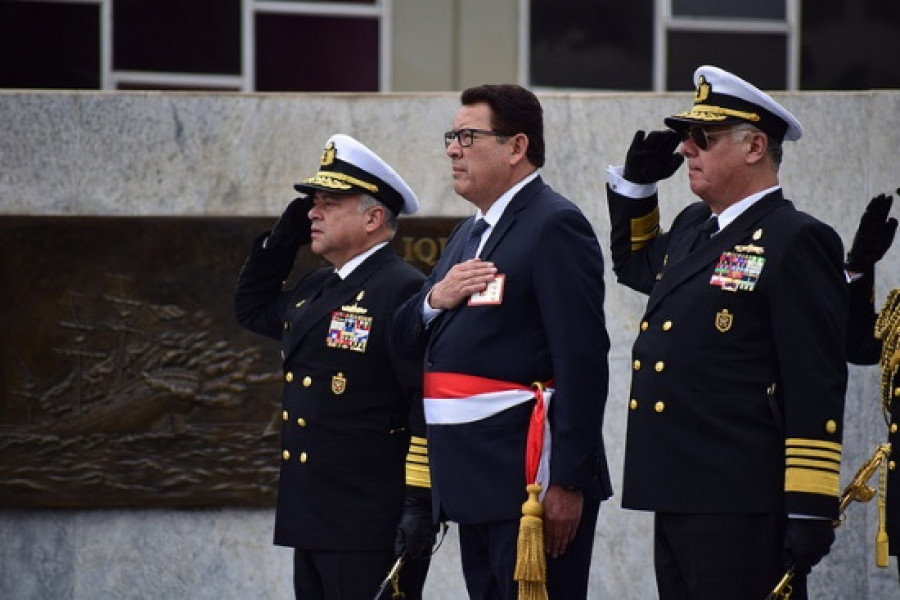 De izquierda a derecha, Gonzalo Ríos, el ministro José Huerta y el comgemar Fernando Cerdán. Foto: Armada del Perú