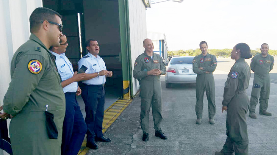 La primer teniente piloto Leidy Jhirianny Tapia Díaz se convirtió en la primer piloto mujer en Dominicana. Foto: FARD.