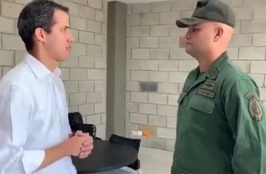 Foto: Juan Guido conversando con un Mayor de la Guardia Nacional en Colombia.