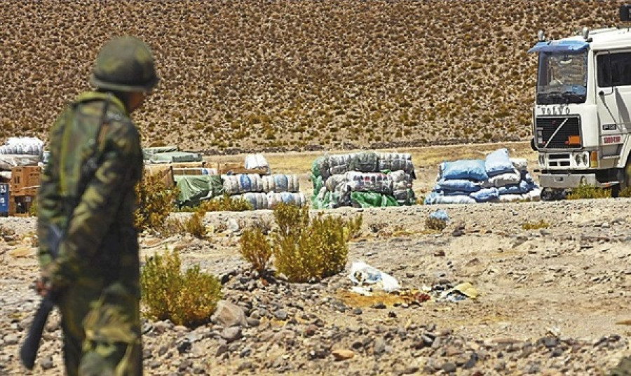 Camión retenido por el Ejército boliviano en un paso ilegal en la frontera con Chile. Foto: Cambio.