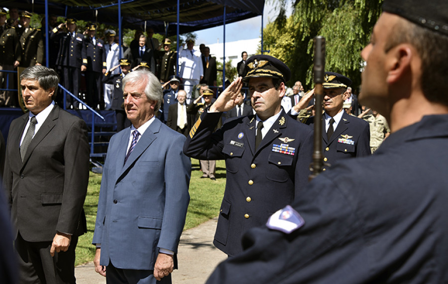 El presidente Vázquez y el general Marenco durante la ceremonia aniversaria. Foto: Fuerza Aérea Uruguaya.