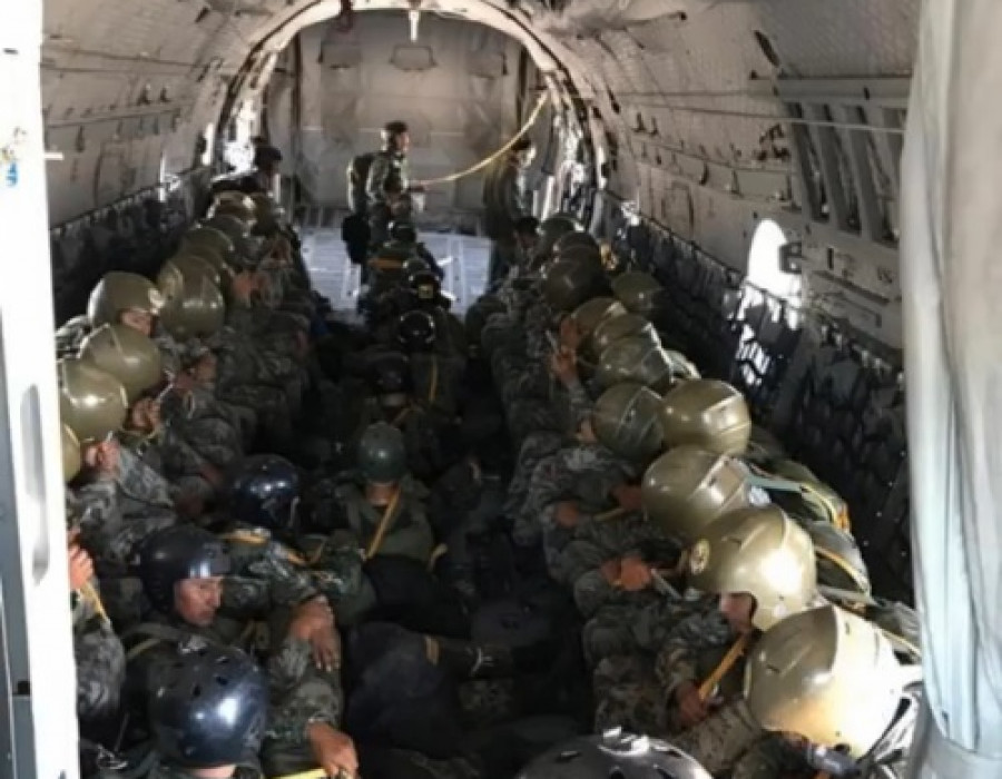 Paracaidistas del Ejército en su primer salto desde un C-27J Spartan de la FAP. Foto: Fuerza Aérea del Perú.