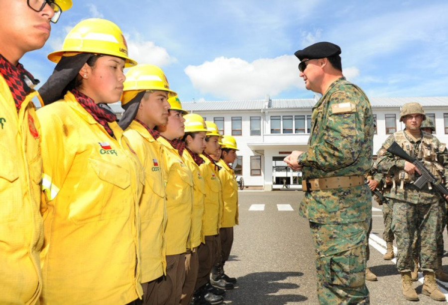 El general Martínez dialoga con integrantes de una Brife. Foto: Ejército de Chile
