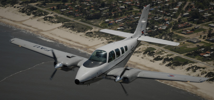 Avión Beechcraft UB-58 Baron. Foto: Fuerza Aérea Uruguaya.