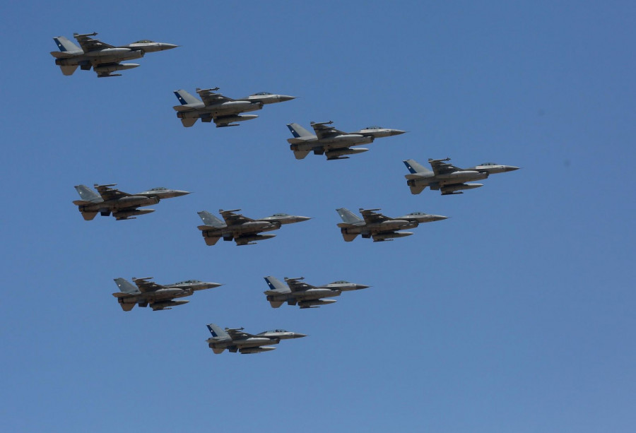 Aviones caza F-16 Block 50 y MLU desfilaron en la ceremonia principal en Santiago. Foto: Ministerio de Defensa