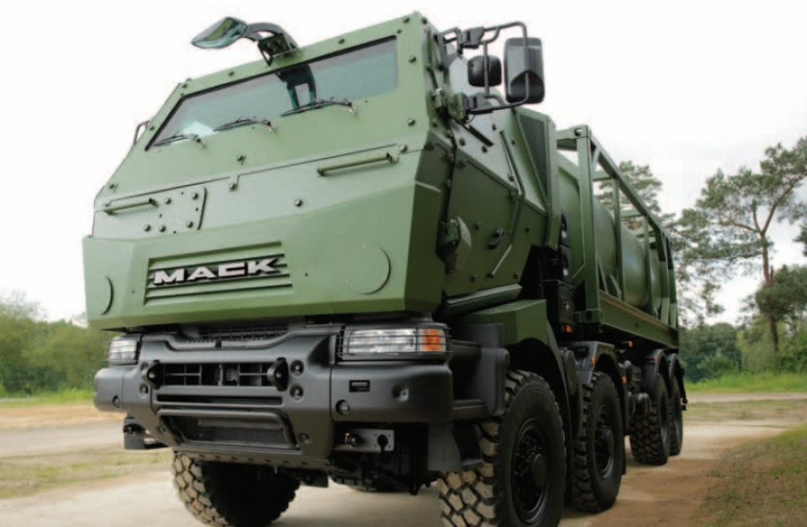 150720 camion Mack defense
