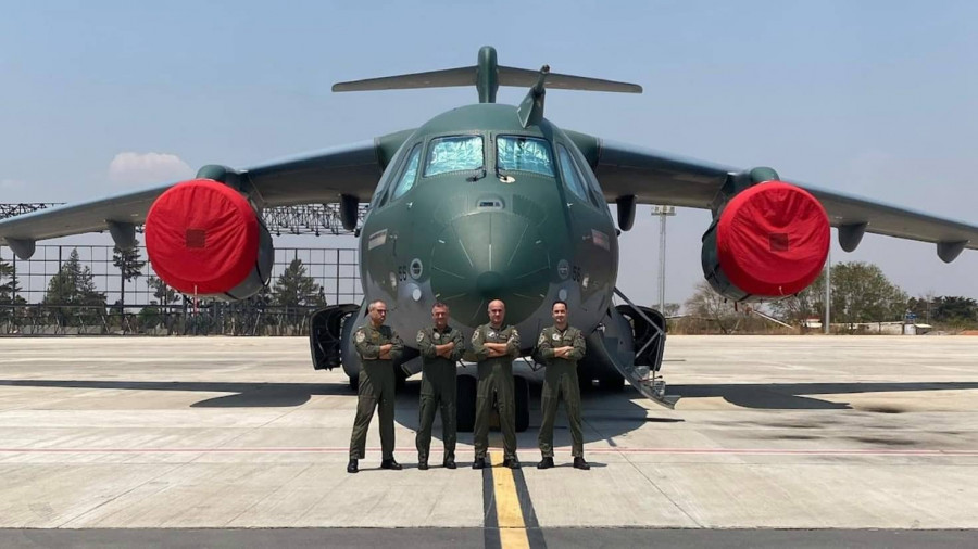 Militares portugueses ao lado de um KC-390