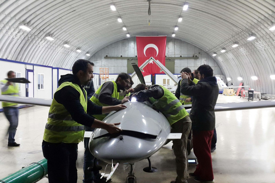 Operarios trabajando en un dron de combate Bayraktar TB2. Foto: Baykar
