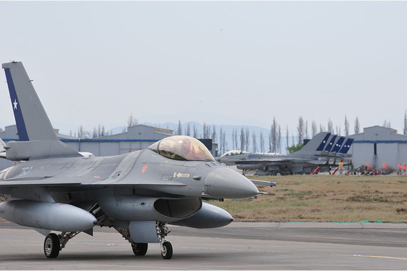 Los F-16 de los tres Grupos de Aviación de Combate de la FACh participaron en el desfile. Foto FACh
