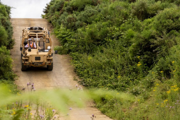 Ensayo de propulsión híbrida en un vehículo militar británico. Foto. Ejército británico