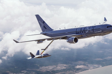 Representación del avión LMXT suministrando a un caza F-35 en vuelo. Imagen: Lockheed Martin