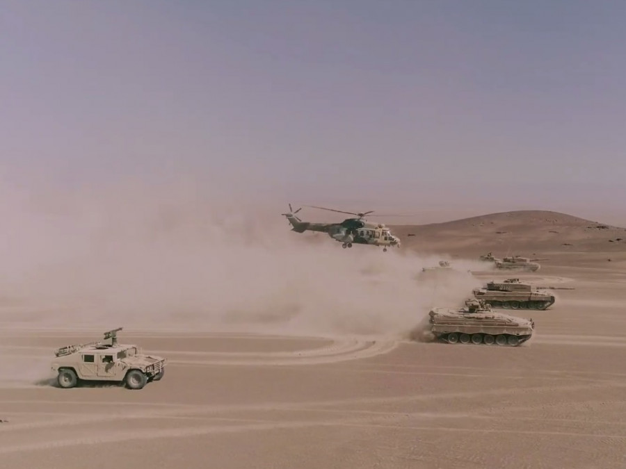 Subsistemas de una Brigada Acorazada y un helicóptero Cougar en entrenamiento el desierto. Imagen: Ejército de Chile