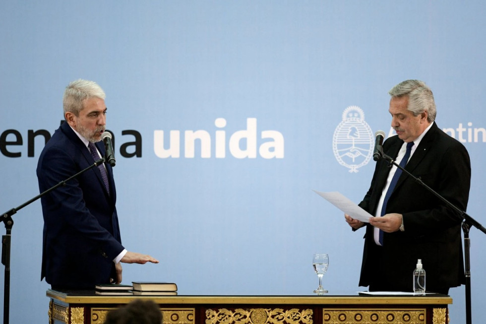 Aníbal Fernández jurando cómo ministro.  Foto: Reuters.