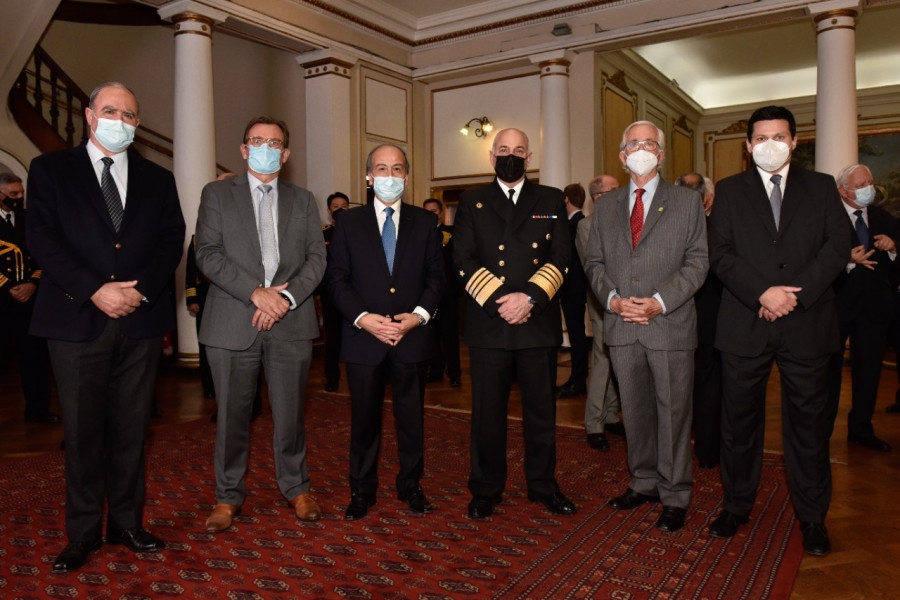 El almirante De la Maza junto a representantes de Fisa y Naval Group en la ceremonia de lanzamiento. Foto: Armada de Chile