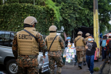 Militares salvadoreños equipados chalecos y cascos en patrullajes