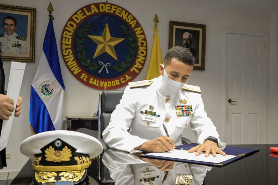Ministro de Defensa de El Salvador firma memorandum con Colombia