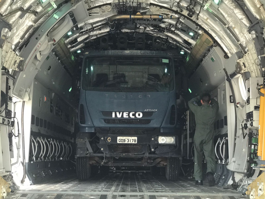 KC 390 Millennium transporte de veiculos pesados 0