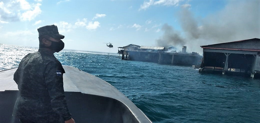 Honduras establece puente aéreo y naval por incendio en Isla Guanaja