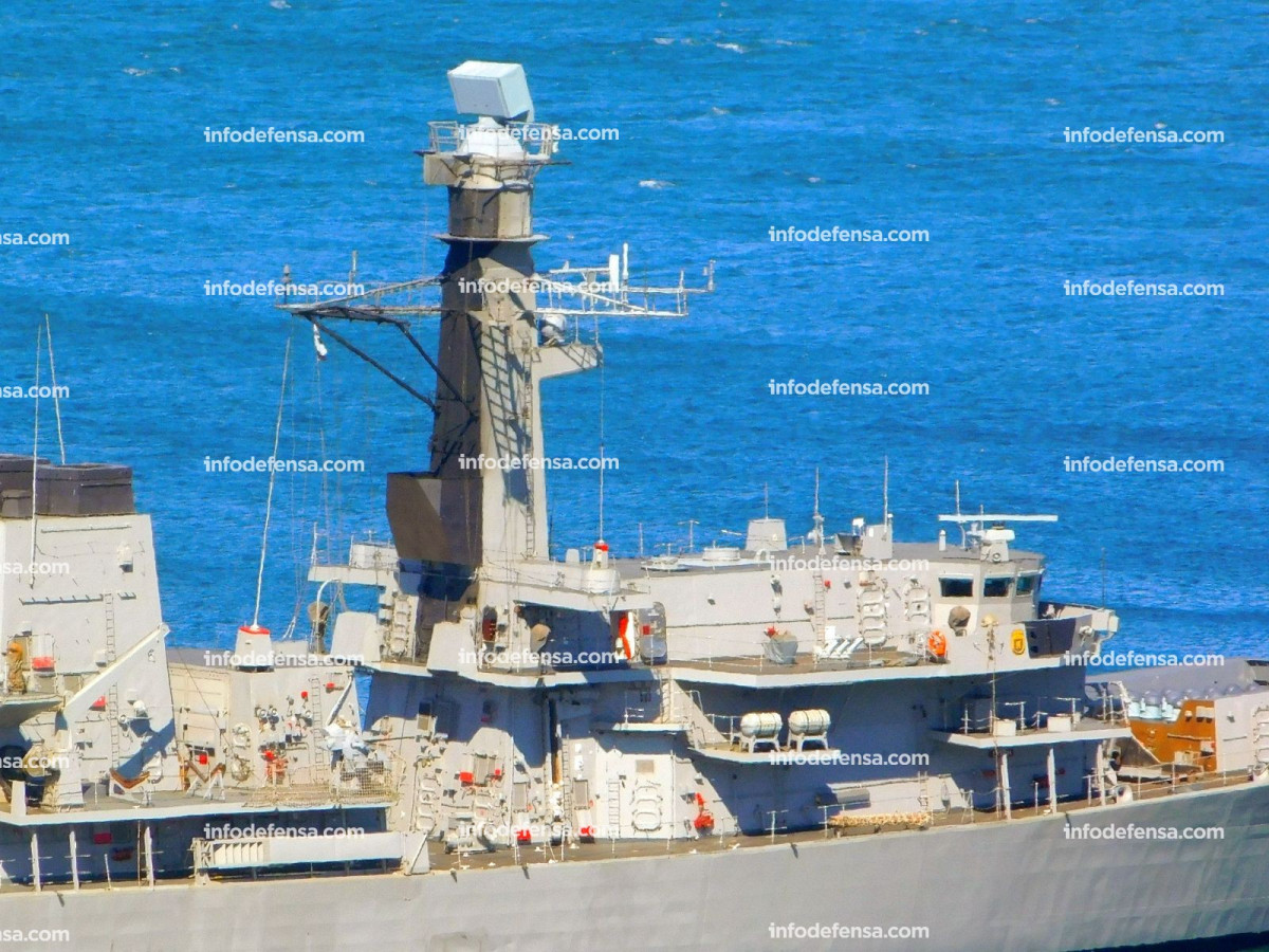 Fragata Lynch radar TRS4D molo de abrigo de Valparaiso diciembre 2020