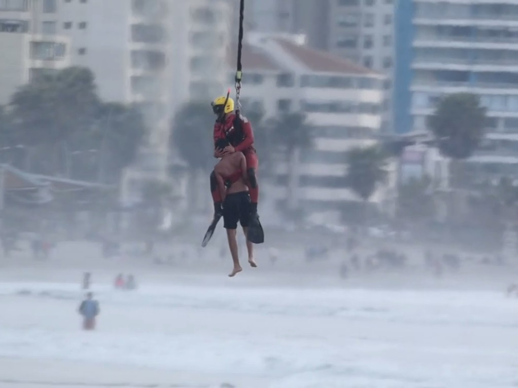 Armada de Chile helicu00f3ptero H125 rescate bau00f1ista La Serena