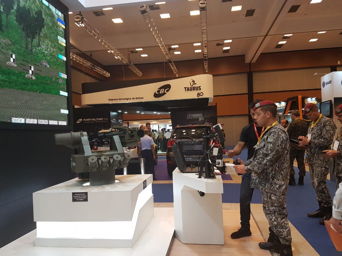 Delegações conhecem o STARMAX durante o evento