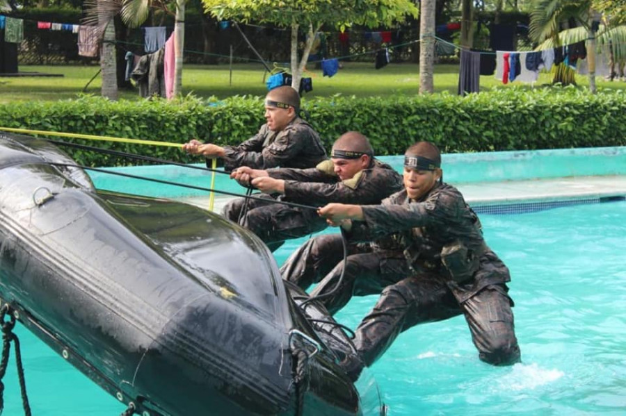 Foto archivo ejercicio acuático Fuerzas Especiales El Salvador