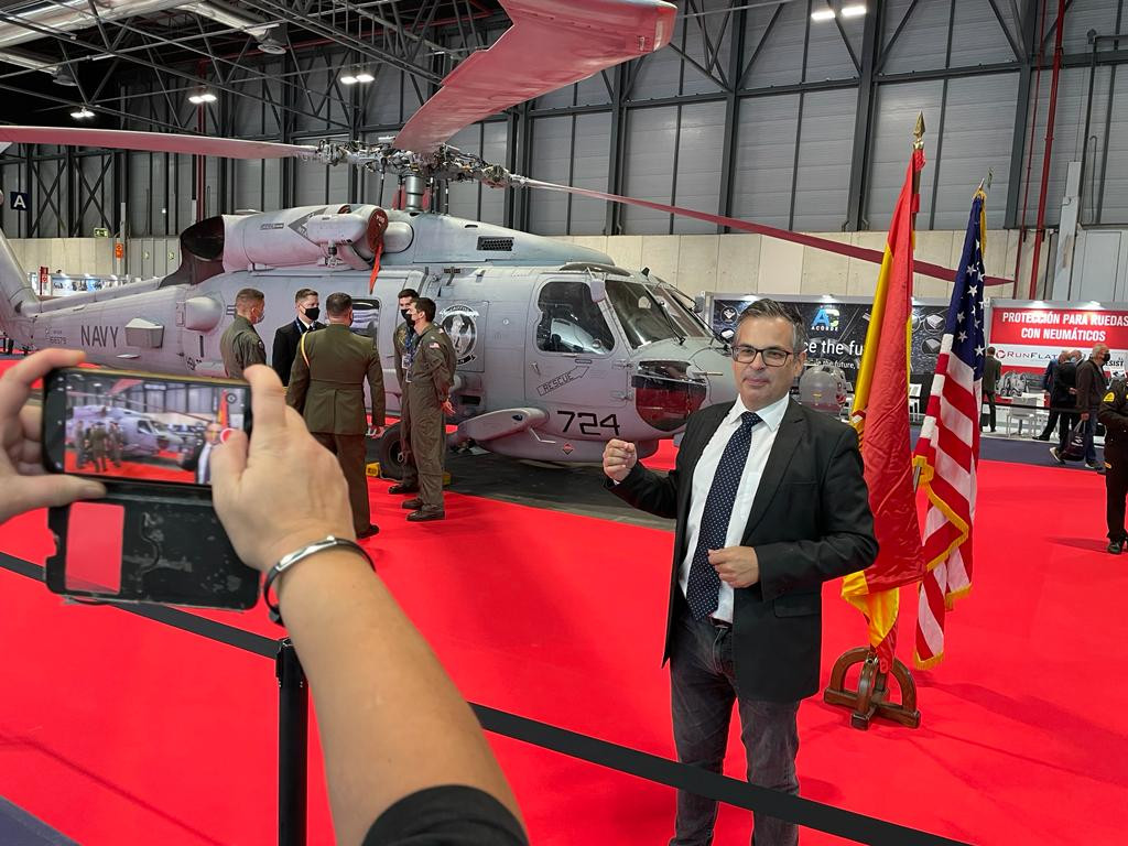 GInes Soriano analiza uno de los helicopteros expuestos