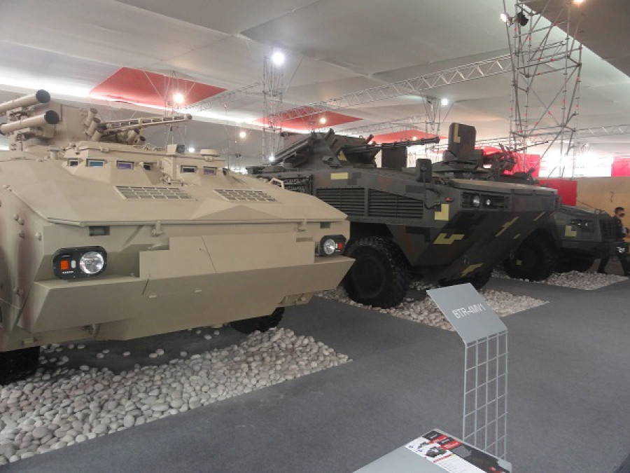 BTR 4VM1 Otaman6x6 Kozak4x4 Ukroboronprom Sitdef2021 nov2021 PeterWatson