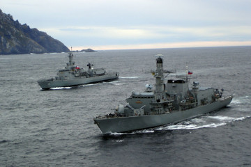 Fragata FF 07 Almirante Lynch y fragata FF 15 Almirante Blanco cruzando el Cabo de Hornos foto Armada de Chile