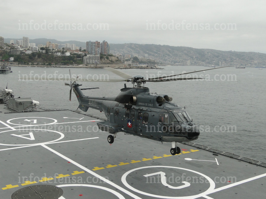 Operación de helicóptero Cougar de la Armada de Chile desde el LSDH 91 Sargento Aldea foto Nicolas García