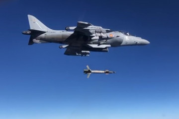 Harrier lanza un misil armada